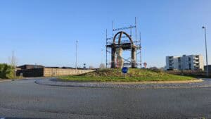 Skulpturen "De Tre Porte" ved indkørslen til Stenløse Syd blev opført i 2014. Foto: Rasmus Udsholt