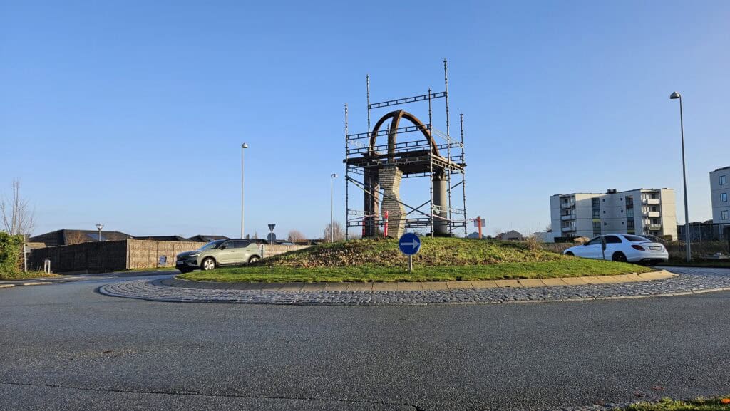 Skulpturen "De Tre Porte" i Stenløse er 10 år efter opførelsen i så dårlig stand, at det vil koste Egedal Kommune over 150.000 kroner at reparere den. Foto: Rasmus Udsholt