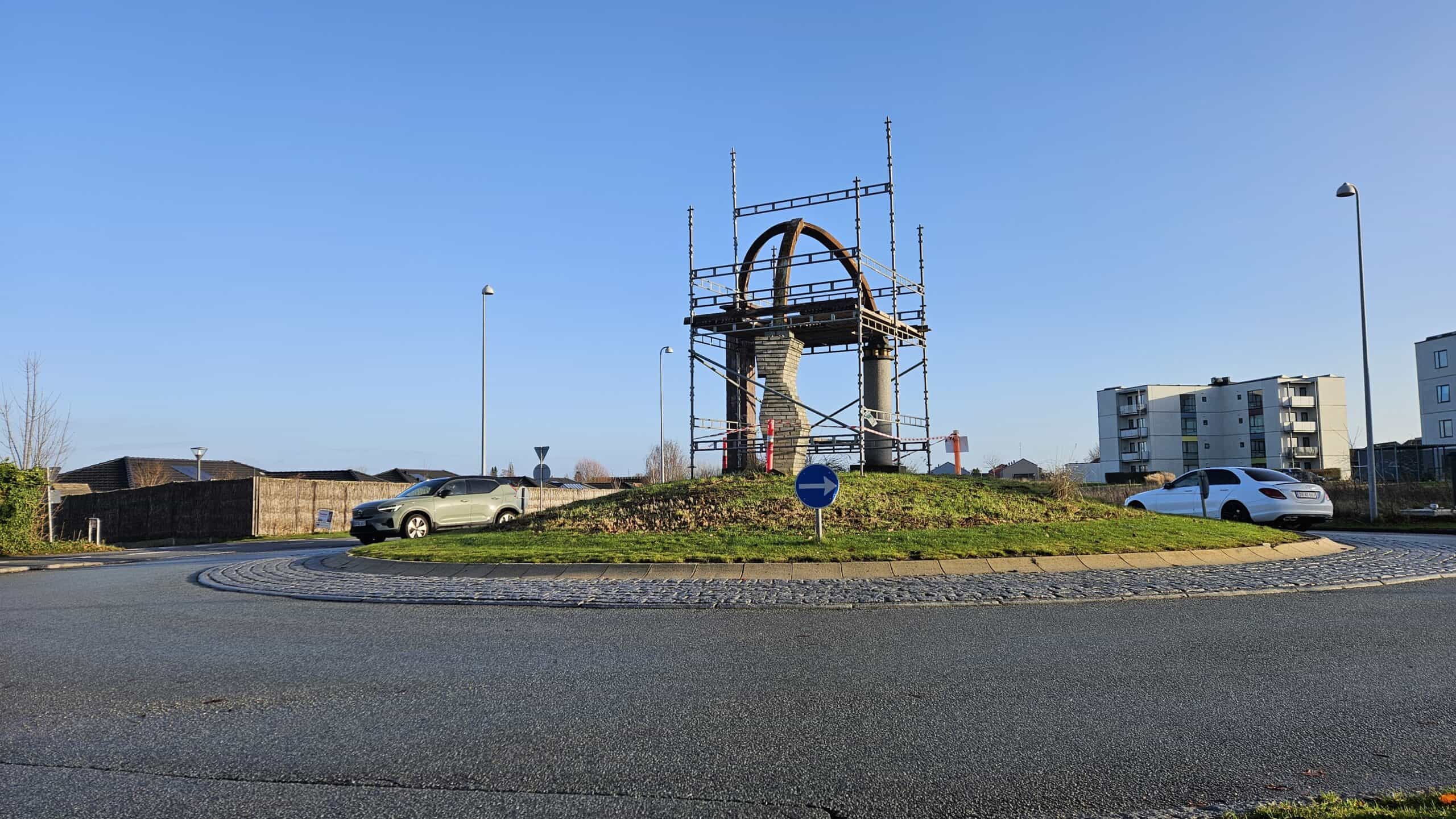 Skulpturen "De Tre Porte" i Stenløse er 10 år efter opførelsen i så dårlig stand, at det vil koste Egedal Kommune over 150.000 kroner at reparere den. Foto: Rasmus Udsholt