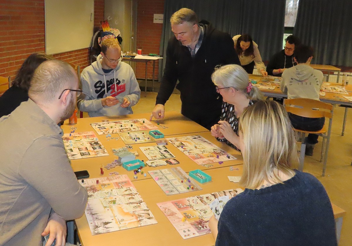 I løbet af weekenden lagde omkring 200 vejen forbi Brætspilfestivalen i Ølstykke, og de fik sig en superhyggelig weekend med masser af brætspil. Foto: Joachim Lærke Lyager