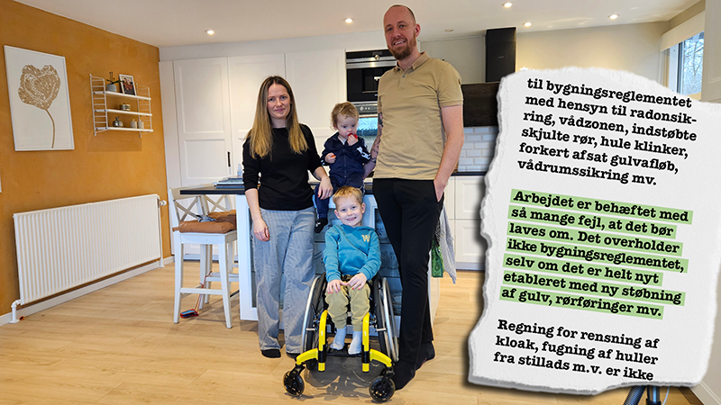 Forældrene Therese og Marc sammen med Theo og lillebror Magne. Familien har i det seneste år haft 10-12 forskellige håndværkere i huset, udsendt af Egedal Kommunes entreprenør, som er hyret til at ombygge badeværelset, så det fungerer bedre for 4-årige Theo, der har muskelsvind. Therese og Marc har forgæves forsøgt at råbe Egedal Kommune op om de mange fejl i det 650.000 kroner dyre, kommunalt betalte projekt. Foto: Rasmus Udsholt