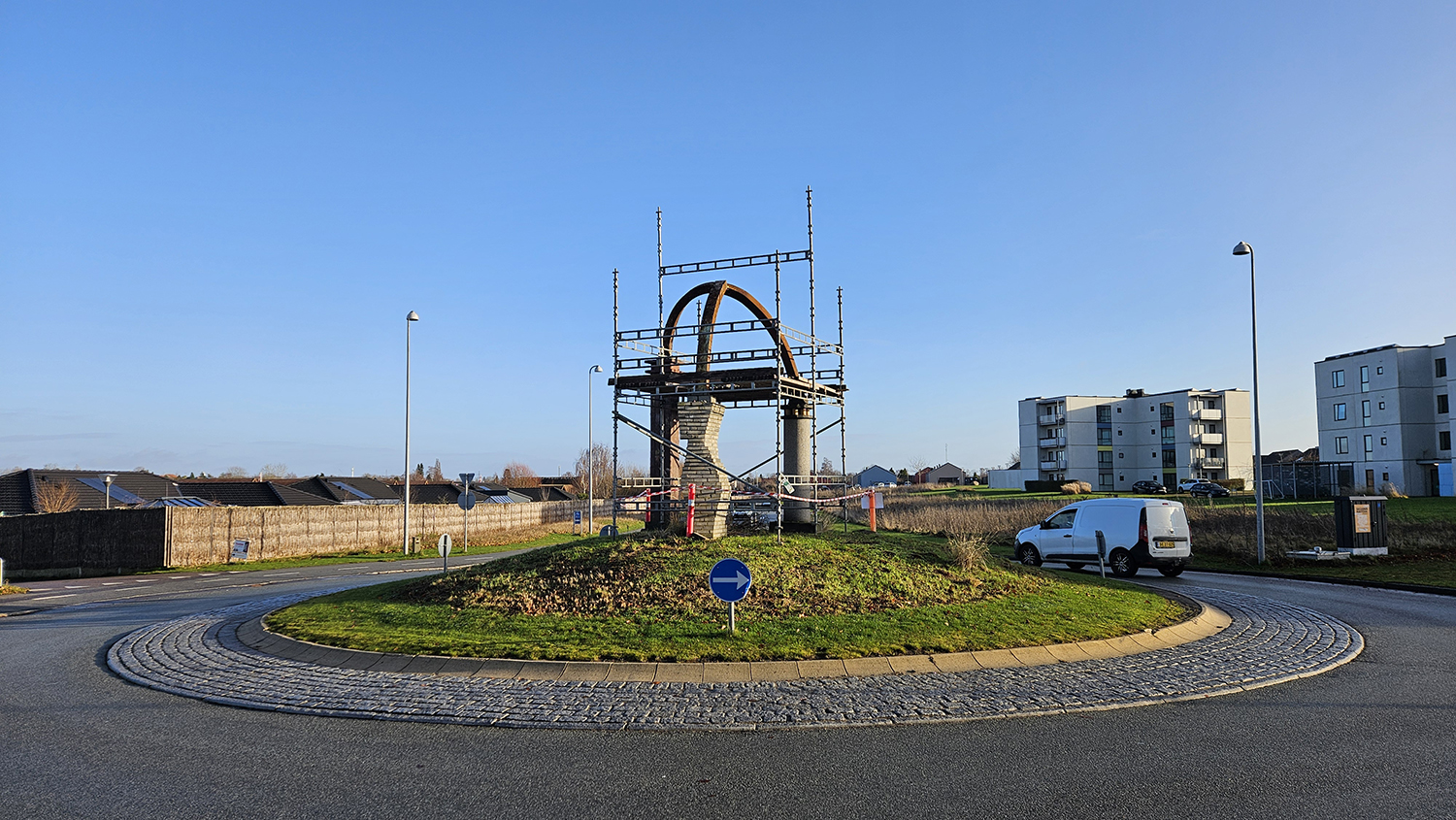 Skulpturen "De Tre Porte" i Stenløse