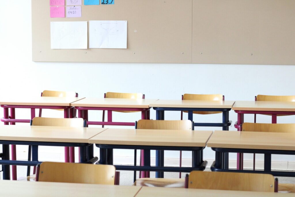 Tomme stole i klasseværelse Foto: Ali Ahmad Danesh / Pexels