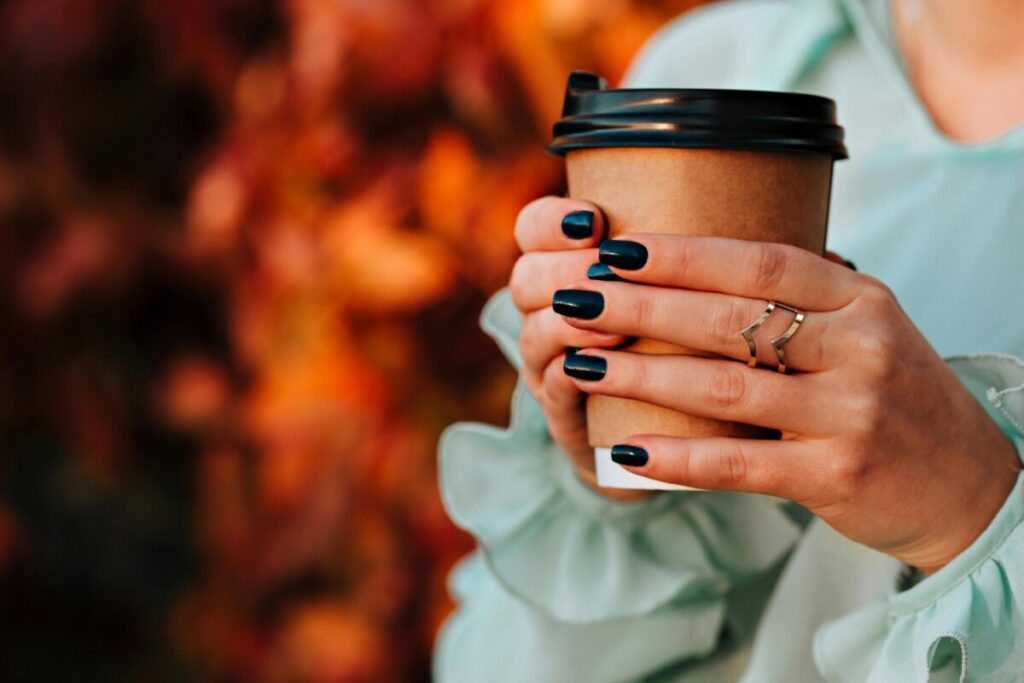 Kvinde holder kaffe. Foto: Julia Filirovska / Pexels