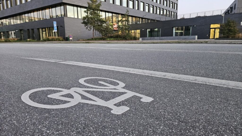 Egedal Rådhus og cykelsti. Foto: Rasmus Udsholt