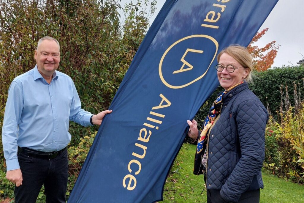 Edith Thingstrup & Lars Winther - med flag Foto: Liberal Alliance Egedal