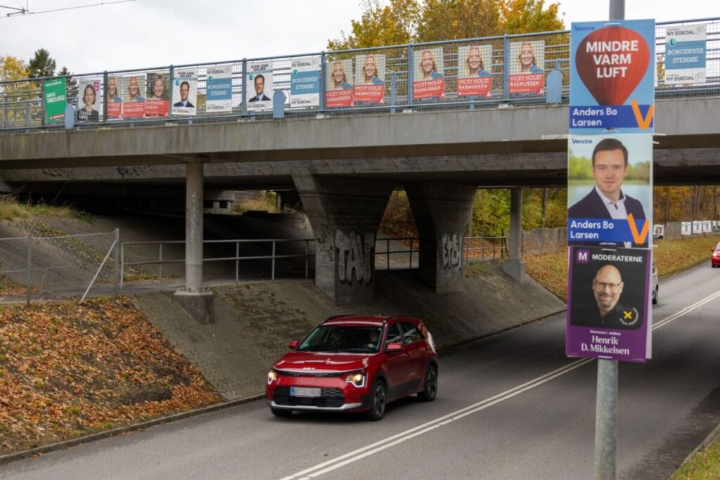 Valgplakater ved Stenløse Station 2025. Foto: Rasmus Udsholt