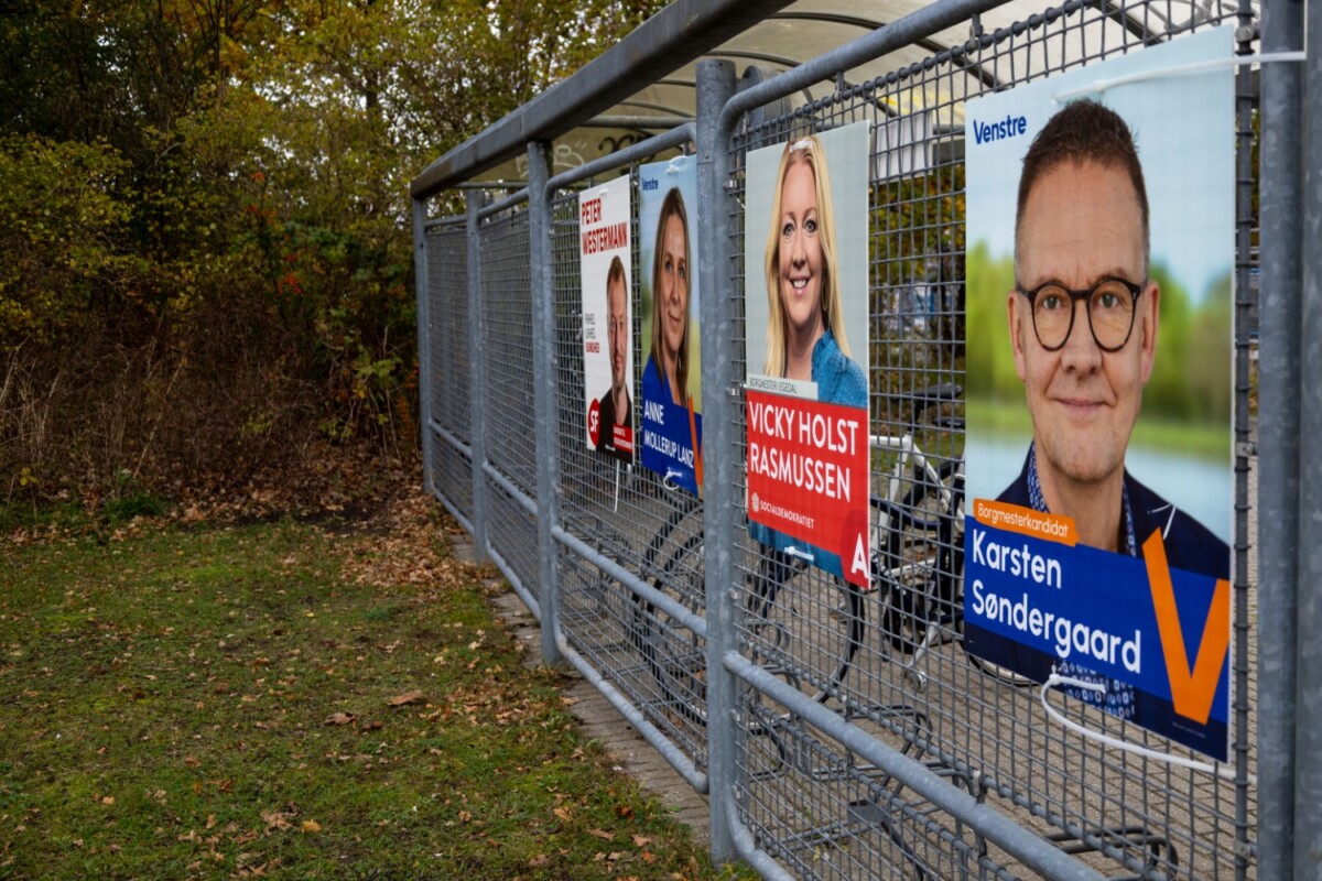 Valgplakater ved Stenløse Station 2025. Foto: Rasmus Udsholt