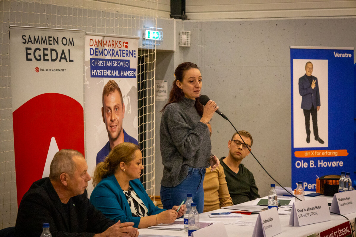 Sinne Munck Eliasen fra Et Samlet Egedal taler ved vælgermøde i Veksø 28. oktober 2025. Foto: Rasmus Udsholt