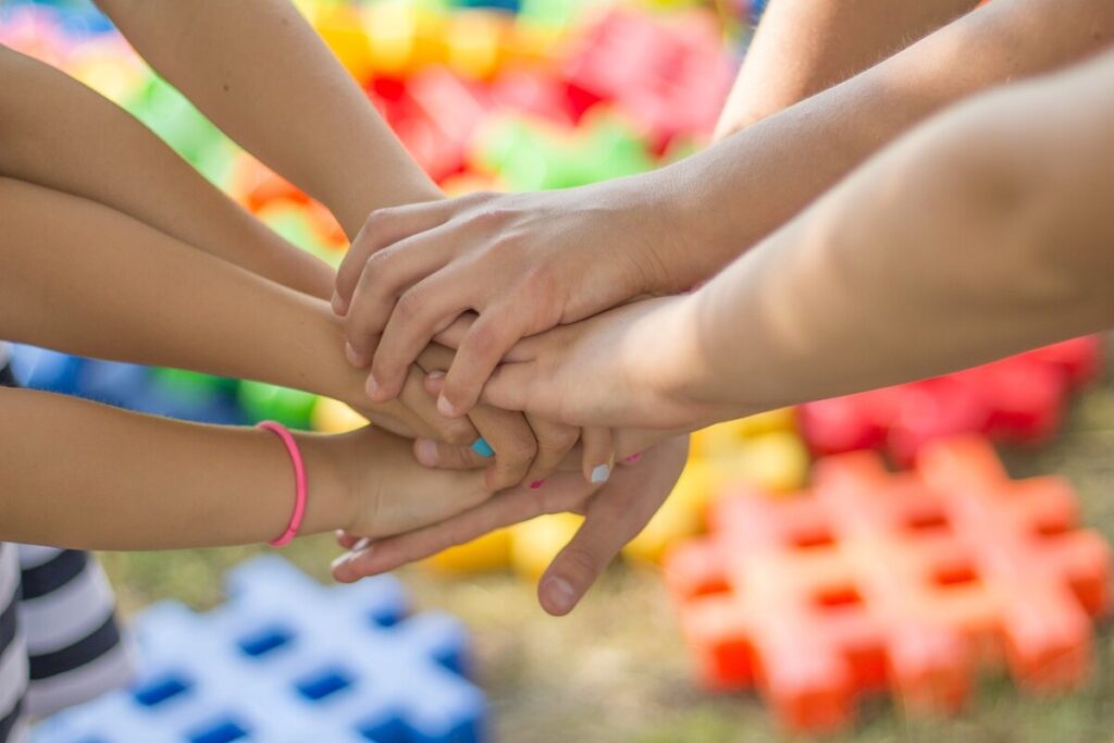 Hold sammenhold hænder teamwork Foto: Michal Jarmoluk / Pixabay
