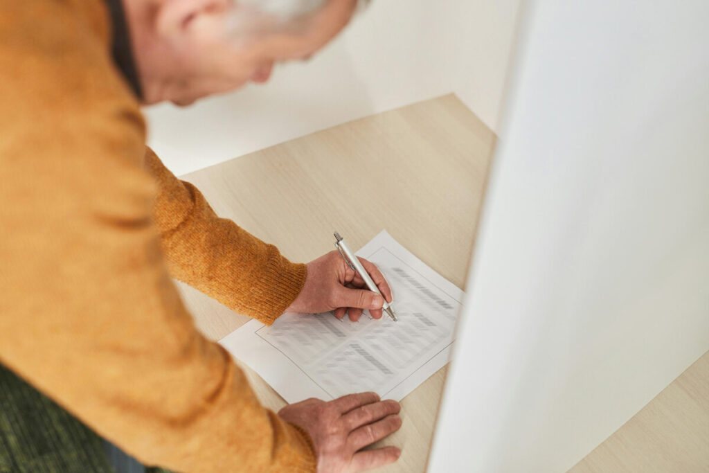 Valg Stemme Afstemning Mand stemmer Foto: Edmond Dantès / Pexels