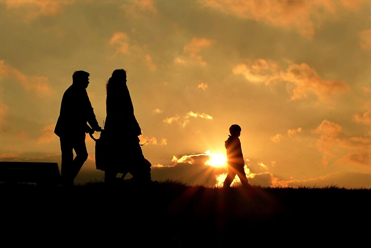 Familie Børn Solnedgang Foto: Christiane / Pixabay