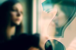 Ung kvinde og spørgsmålstegn Foto: Gerd Altmann / Pixabay