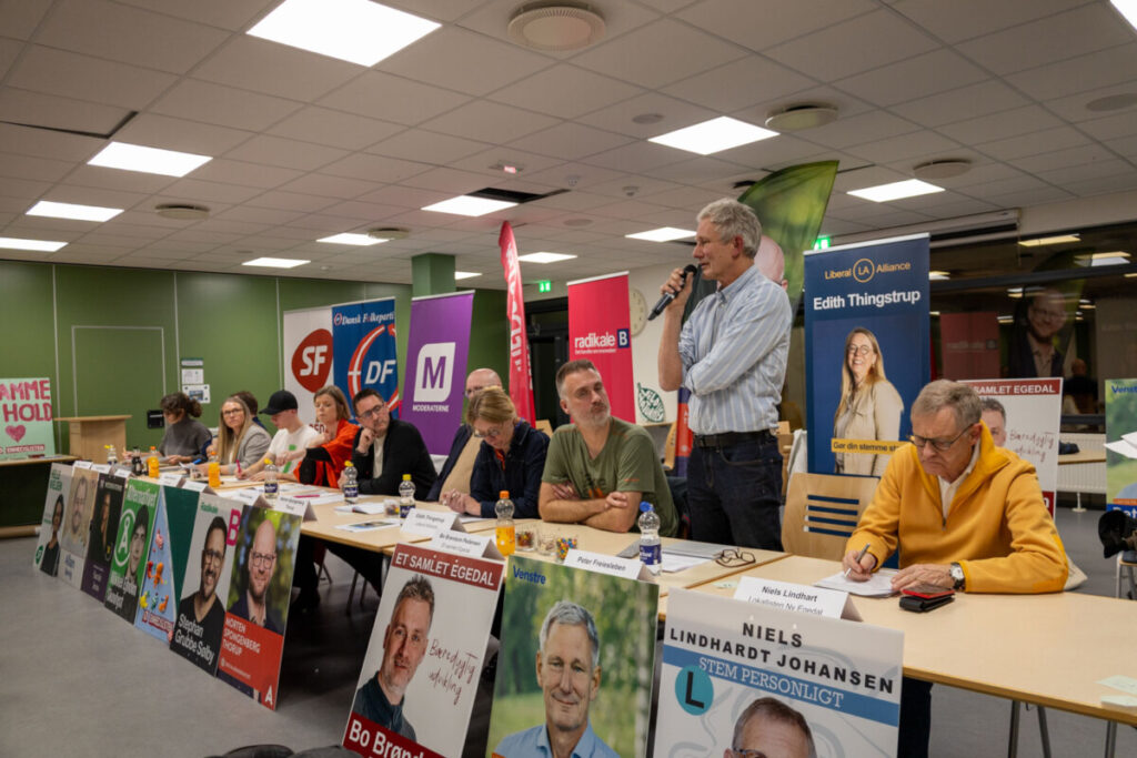 Peter Freiesleben fra Venstre taler på Naturens Valgmøde i Smørum, oktober 2025. Foto: Rasmus Udsholt