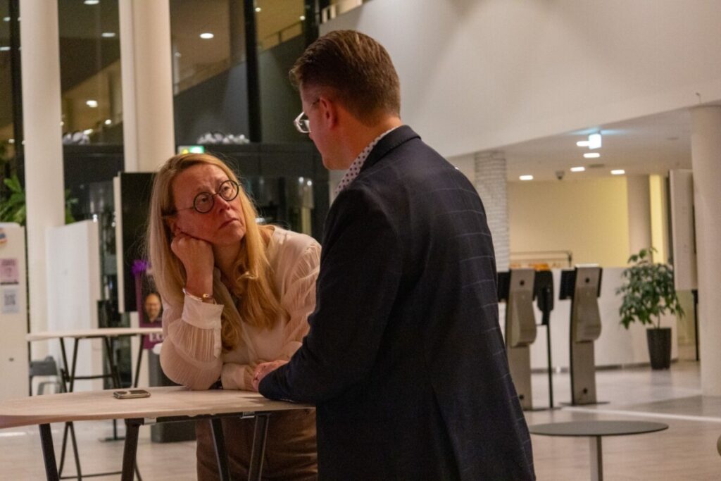 Edith Thingstrup i samtale med Ulrik John Nielsen på valgaftenen (EgedalPosten)