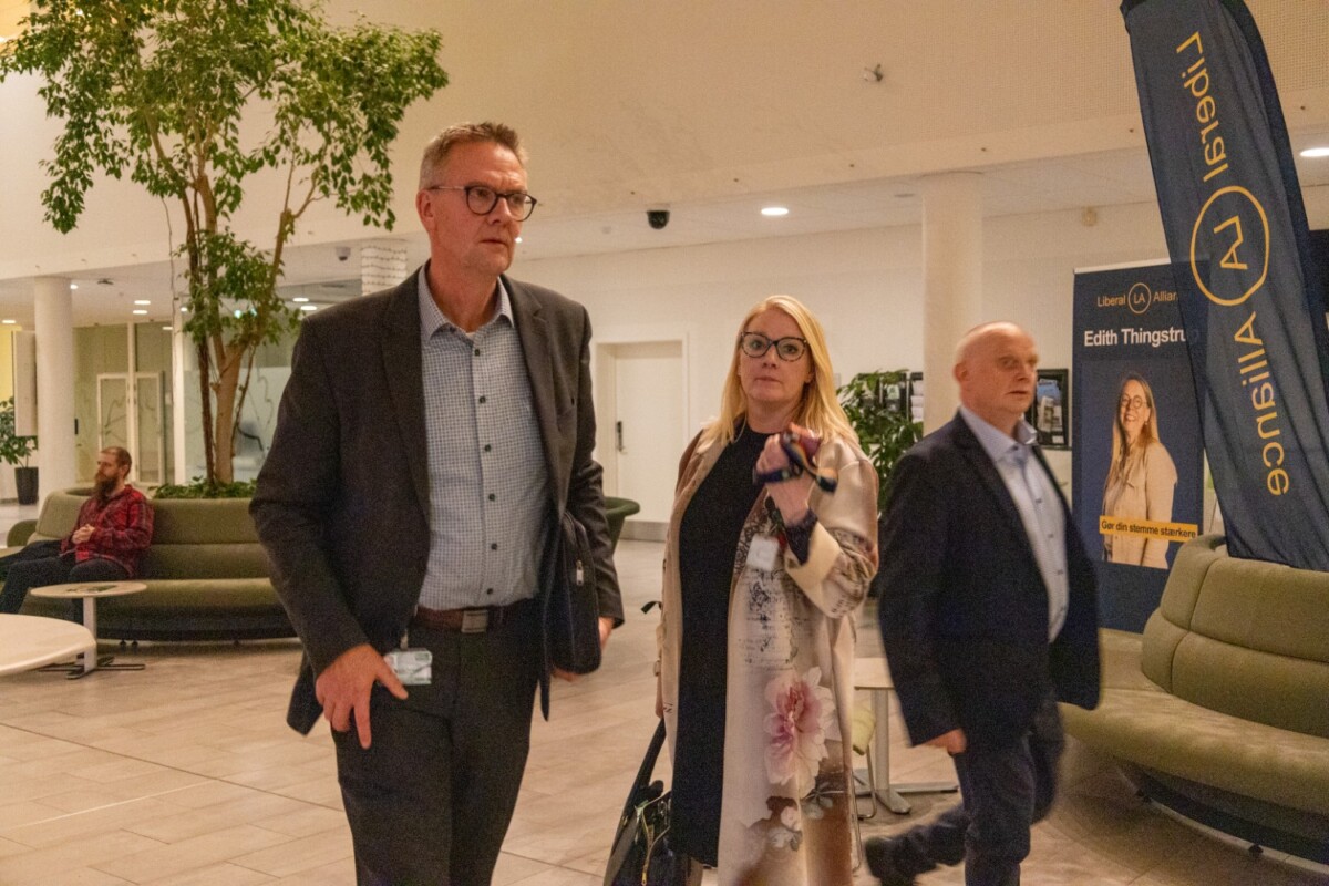 Karsten Søndergaard og Vicky Holst Rasmussen på vej til forhandlinger på valgnatten (EgedalPosten)
