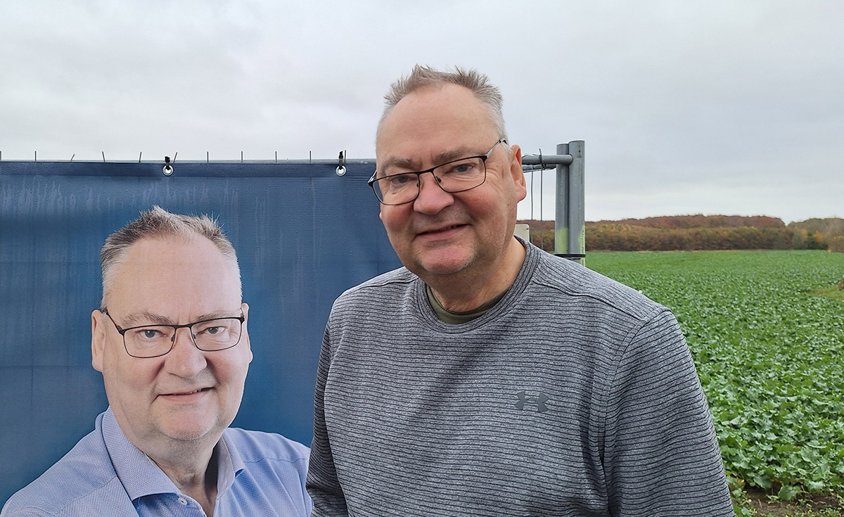 Lars Winther ved valgbanner november 2025. Foto: Privat