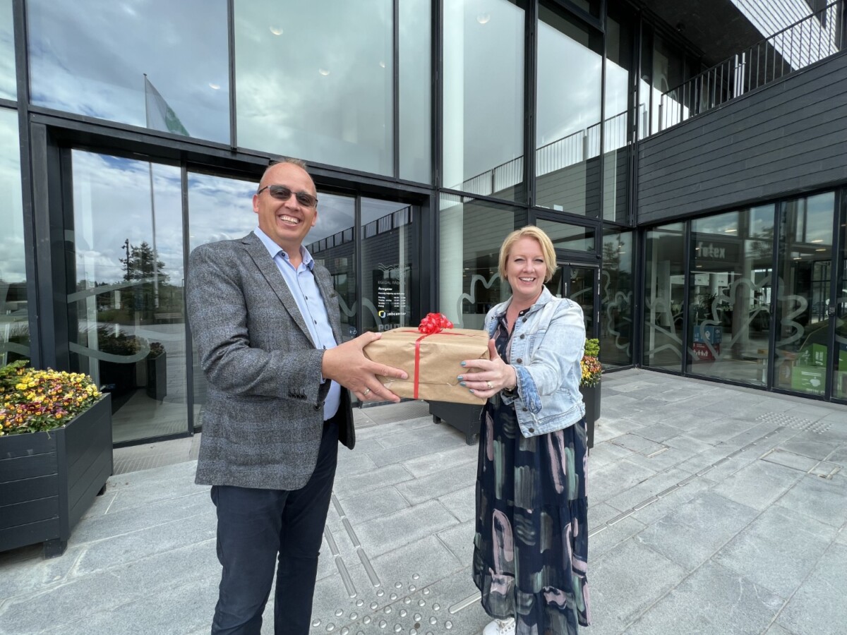 Ole Eckhaus overrækker underskrifter 2022. Foto: Privat