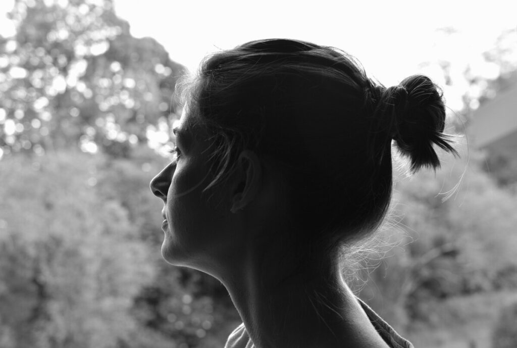 Kvinde Profil Modlys Foto: Annabel_P / Pixabay