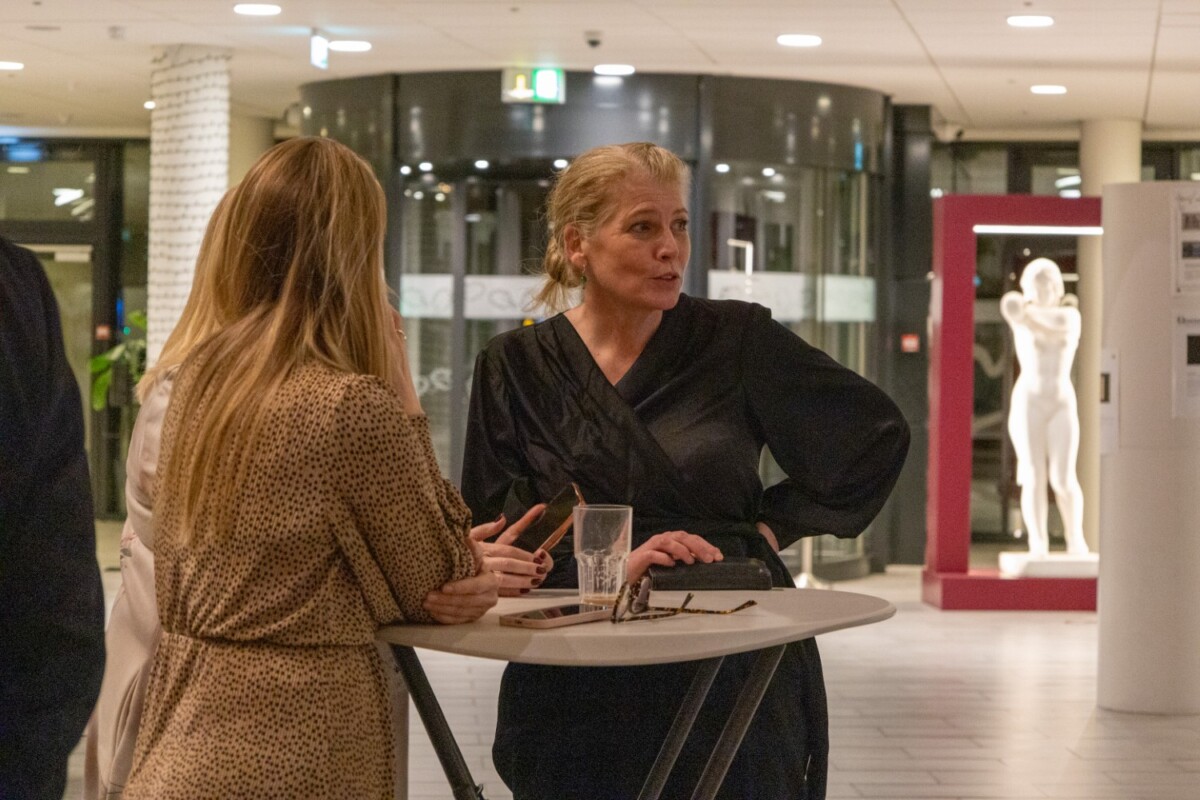 Birgitte Neergaard-Kofod i samtale på valgaftenen november 2025. Foto: Rasmus Udsholt