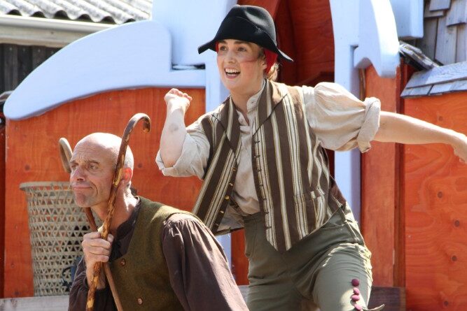 Pressefoto Klods Hans ved teatret fyren og flammen (EgedalPosten)