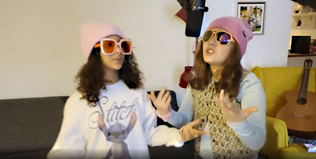 10-årige Sally fra Ganløse (til højre) synger blandt sangen T-rex til den nye Mega Grand Pop-udgivelse. Til venstre er det performeren Amélia. Billede fra YouTube