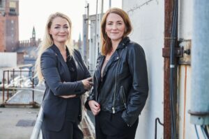 forfatterduoen Line Holm og Stine Bolther. Foto: Pressefoto