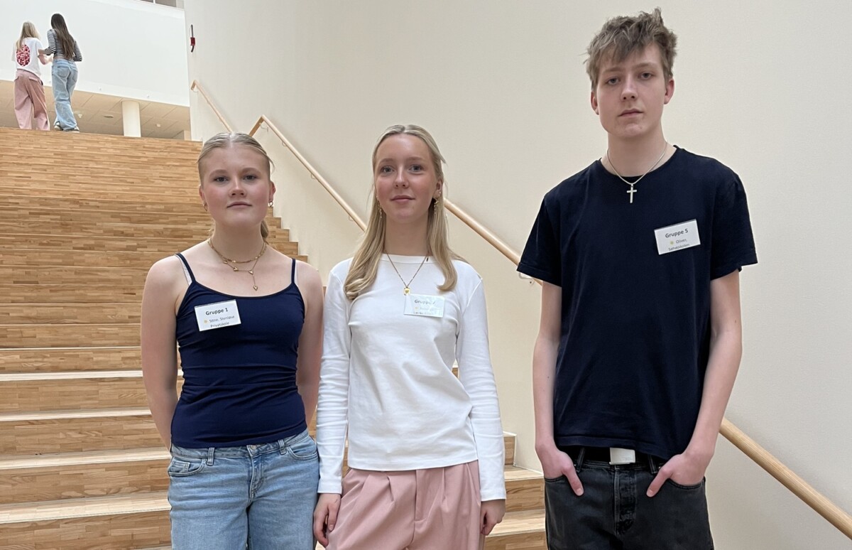Elevrådsdag Egedal Rådhus 2026. Stine Williams (næstformand for elevrådet på Stenløse Privatskole), Rebecca Ørum (formand for elevrådet på Lærkeskolen) og Oliver Nordentoft Velsboe (formand for elevrådet på Søhøjskolen). Foto: Egedal Kommune