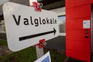 Skilt til valglokale (EgedalPosten) Foto: Rasmus Udsholt
