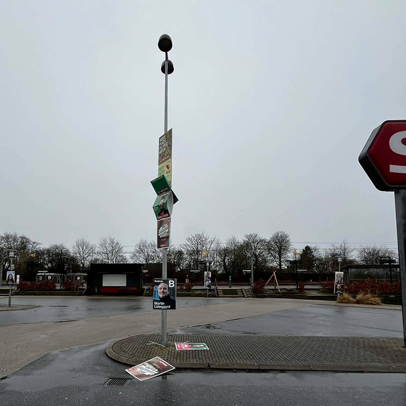 Nedrevne plakater ved Stenløse Station. Foto: Enhedslisten i Egedal
