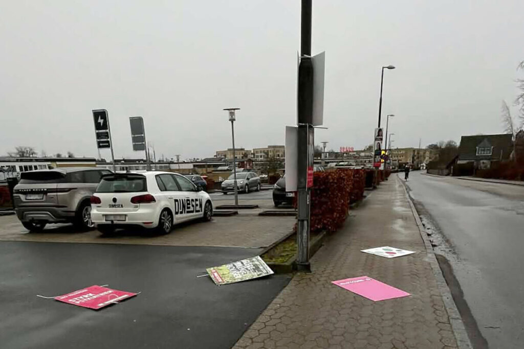 Hærværket ramte blandt andet Enhedslistens plakater på Ejner Thygesens Vej tæt på Stenløse Station. Foto: Enhedslisten i Egedal