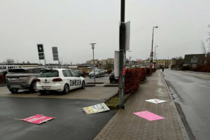 Hærværket ramte blandt andet Enhedslistens plakater på Ejner Thygesens Vej tæt på Stenløse Station. Foto: Enhedslisten i Egedal