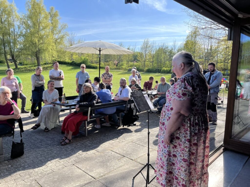 Helle Bovien (Ø) taler ved 1. maj-arrangement i Smørum i 2025. Foto: Enhedslisten