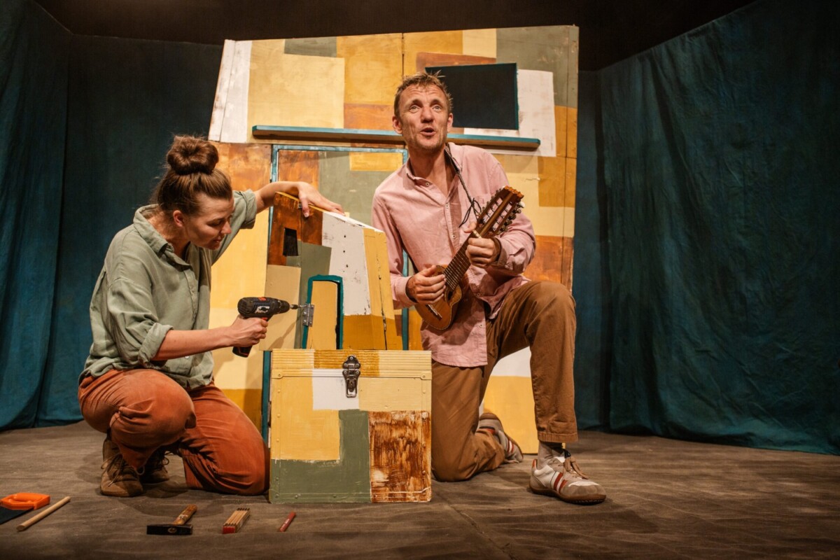 Fra forestillingen "Der kommer nogen" Pressebillede: Teatergruppe Batida (EgedalPosten)