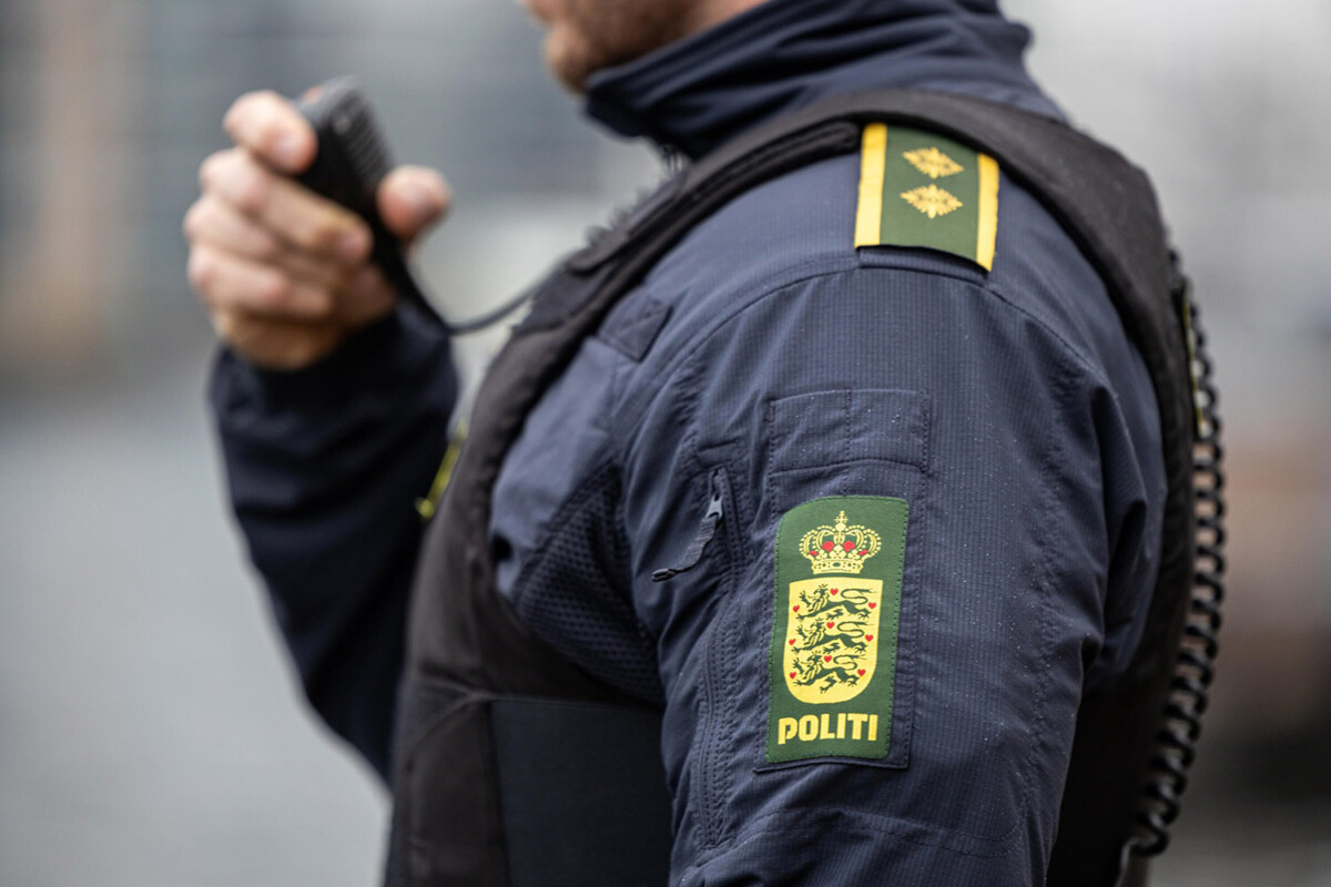 Politiassistent taler i radio. Foto: Rigspolitiet