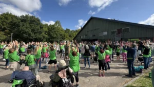Gå for fællesskabet 2025. DCT Dans fra Stenløse stod for opvarmningen, inden de mange deltagere gik den 1,5 kilometer lange rute rundt i Ølstykke Fritidsområde. Foto: Egedal Kommune