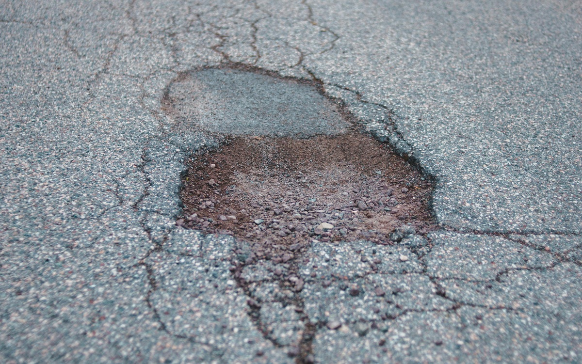 Asfalt Hul Vejhul Slidlag Vejarbejde Foto: Erik Mclean / Pexels