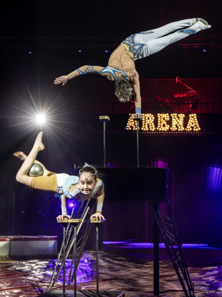 Den næste generation i manegen: Søskendeparret Sara og Gabriel Dell’Acqua på blot 10 og 16 år optræder med et komplekst håndstandsnummer. Foto: Lise Kokholm / Cirkus Arena