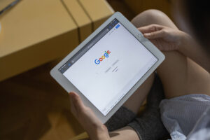 iPad tablet Google-søgning afslapning Foto: Cottonbro Studio
