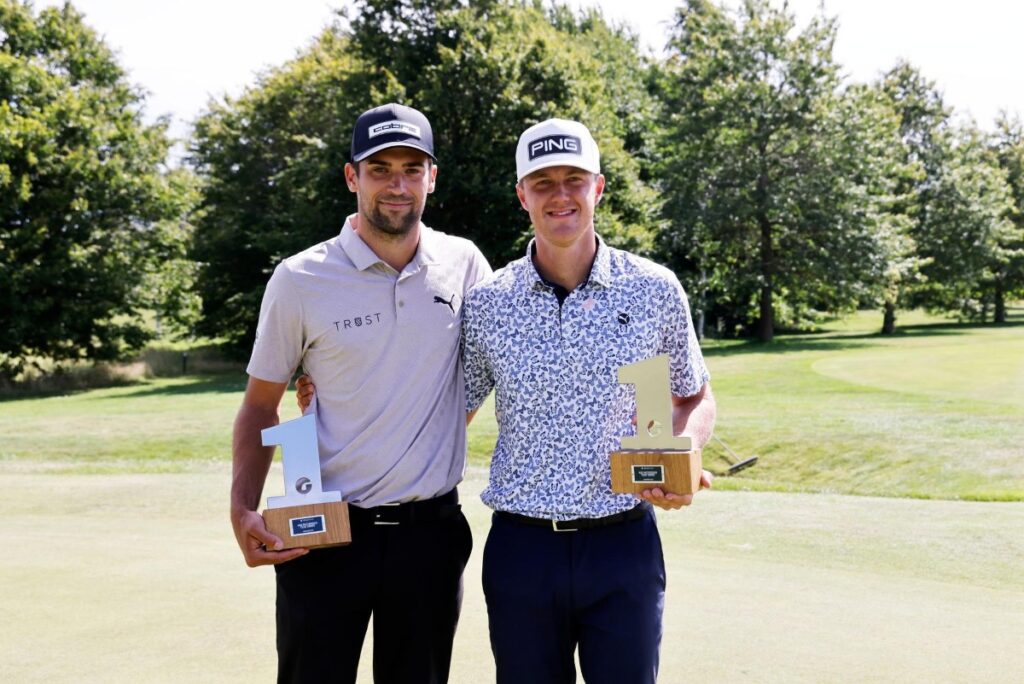 Christian Jacobsen og August Thor Høst fra Great Northern med vindertrofæ Foto Jesper Vinzents
