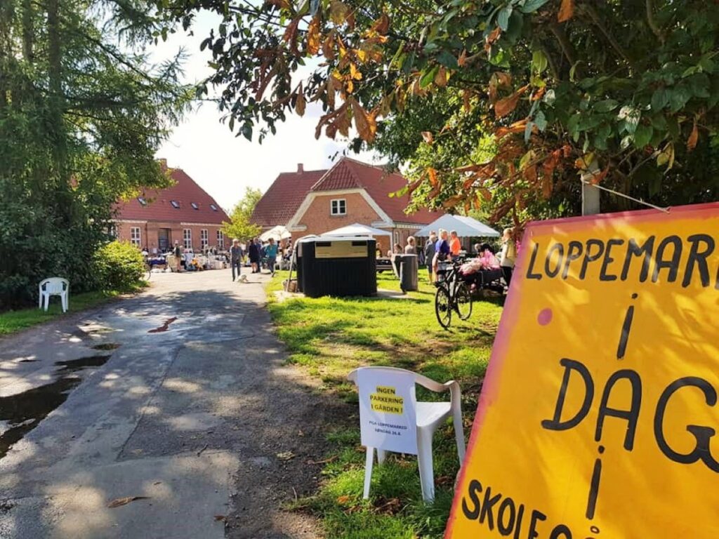 Loppemarked i den gamle skolegård i Ledøje. Foto: Ledøje Bylaug