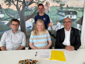 Underskrift Velfærdsalliancen Personerne på billederne er: Næstformand i Ølstykke FC, Henrik Jensen - Borgmester i Egedal Kommune, Birgitte Neergaard-Kofod - Formand i DBU Sjælland, Jakob Koed - Mads Peder Thomsen, daglig leder i Ølstykke FC og træner på FC Fællesskab