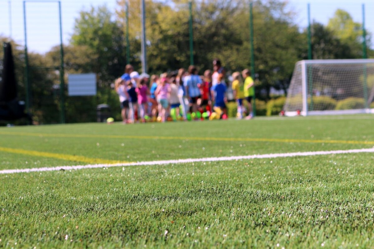 Fodbold Sport Unge Børn Fællesskab Træning Græsplæne Foto: Mat Brown / Pexels