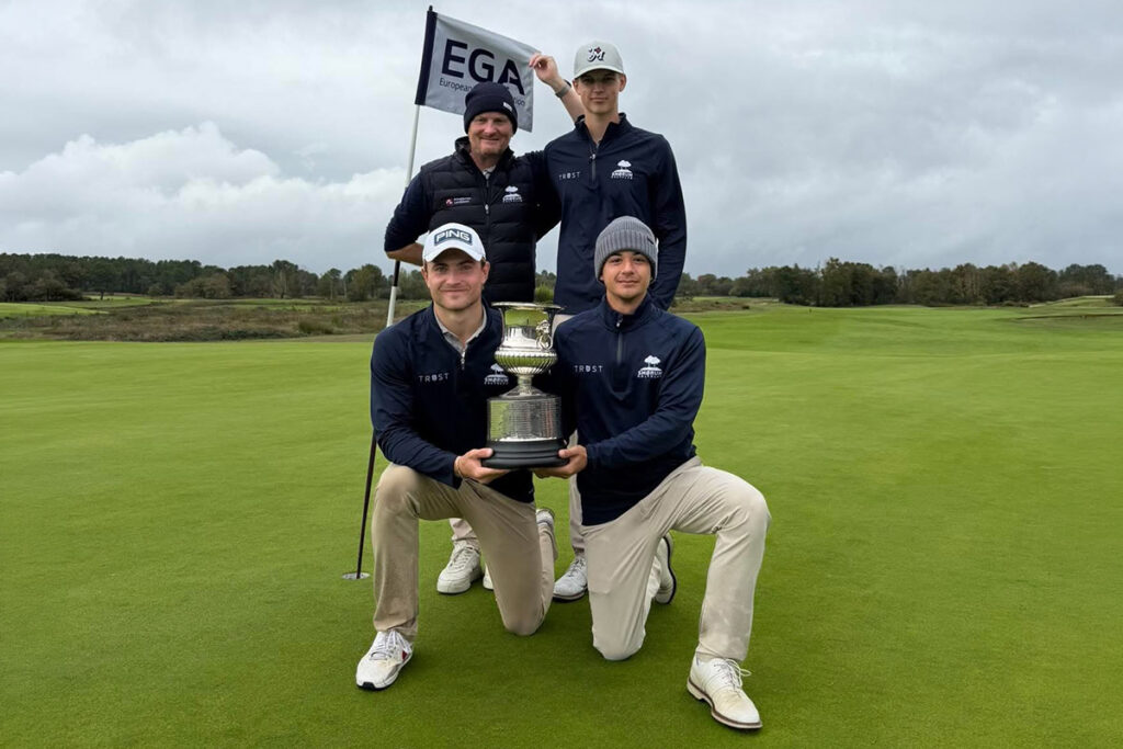 Foto øverst til venstre: Jesper Overgaard Sørensen (head pro) og Mads Heller. Forrest fra venstre: Daniel Toft og Christian Photin Hansen. Smørum Golfklub. Foto: Smørum Golfklub